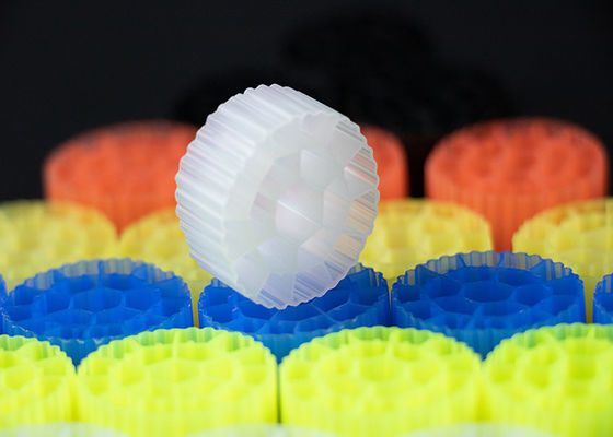 Berwarna-warni atau disesuaikan Filter Media Bergerak Plastik Untuk Akuarium Perawan Bahan HDPE