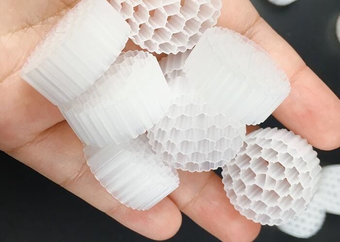Pe38 25*4mm Hdpe Mbbr Bio Filter Media Aman Tempat Tidur Bergerak Luas permukaan besar