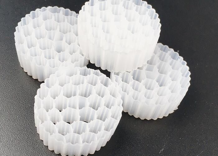Pe38 25*4mm Hdpe Mbbr Bio Filter Media Aman Tempat Tidur Bergerak Luas permukaan besar