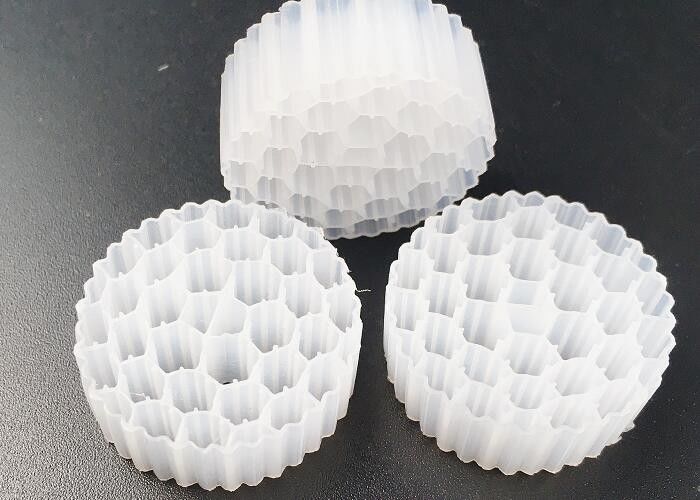 Pe38 25*4mm Hdpe Mbbr Bio Filter Media Aman Tempat Tidur Bergerak Luas permukaan besar