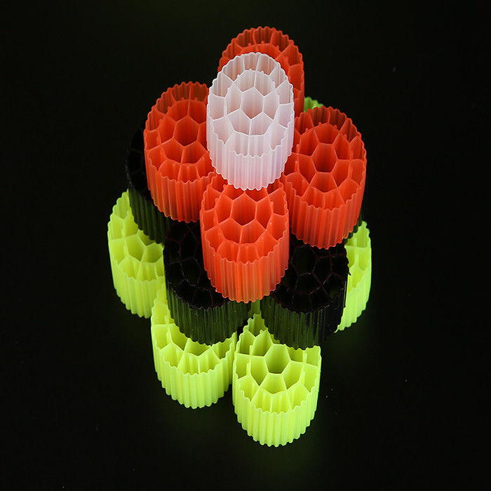 Merah / Kuning Plastik MBBR Bio Media K1 500 m2/m3 Luas permukaan dengan warna putih