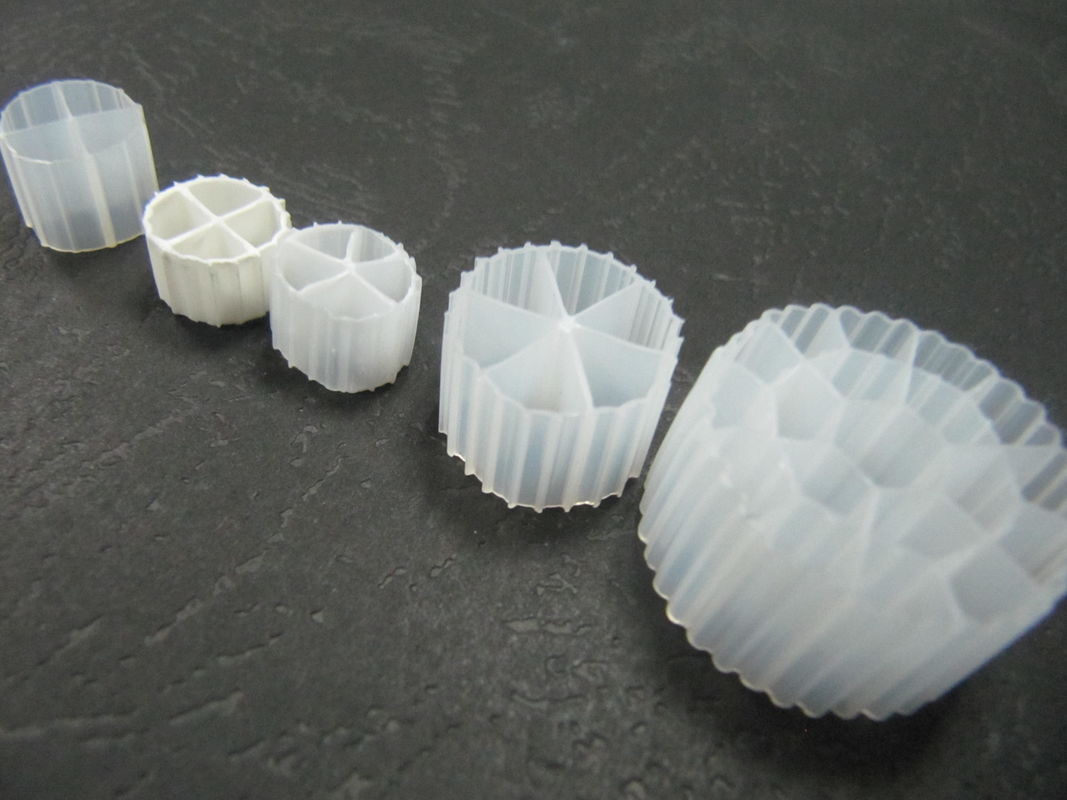 Area permukaan yang baik MBBR Filter Media dengan warna putih dan bahan HDPE perawan untuk RAS