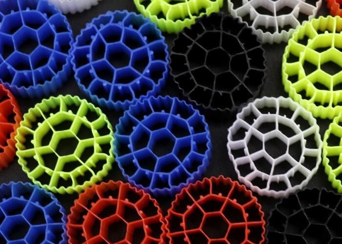 China pabrik k1 kaldnes media pertanian ikan plastik pembawa biologis terapung untuk akuakultur RAS mbbr reaktor HDPE FDA SAFTY