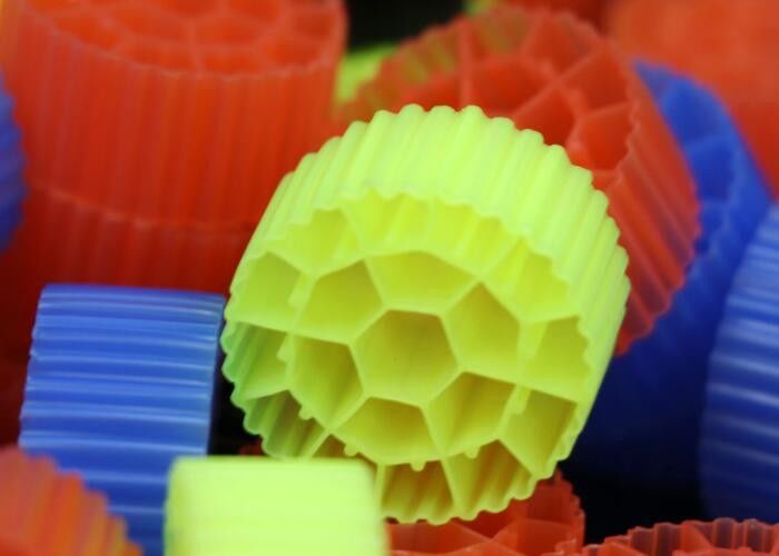 Black Virgin HDPE Material MBBR Plastic Filter Media Untuk Akuarium 25mm X 12mm