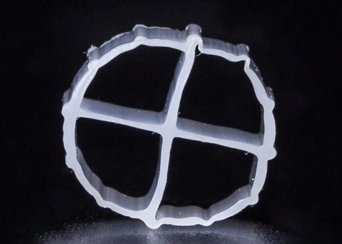 Area permukaan yang baik MBBR Filter Media dengan warna putih dan bahan HDPE perawan untuk RAS