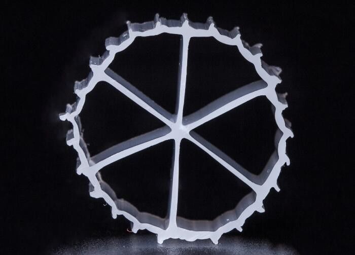 16*10mm Ukuran Media Filter MBBR Dengan Bahan HDPE Perawan Dan Formasi Biofilm Pembawa Cepat