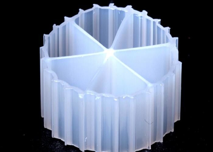 MBBR Floating Filter Media Long Life Span 0,96g/cm3 - 0,98g/cm3 Densitas