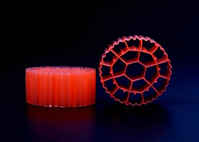 Warna Merah Media Filter Kolam Ikan Perawan Bahan HDPE K3 Media Filter Plastik