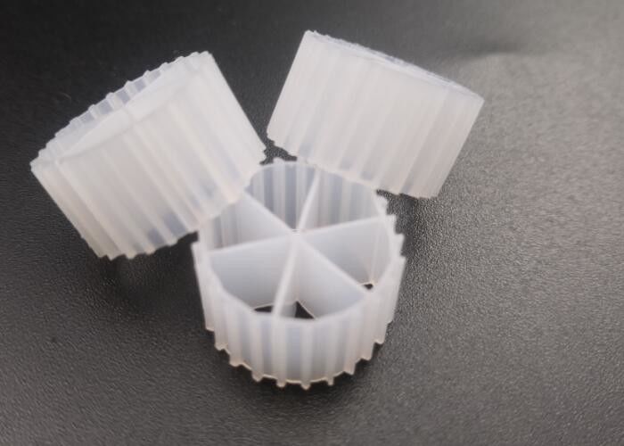 Pengolahan Air Limbah MBBR Filter Media 0,96 - 0,98g/Cm3 Densitas Dengan Teknologi A/O Tangki Anaerob Berwarna Putih