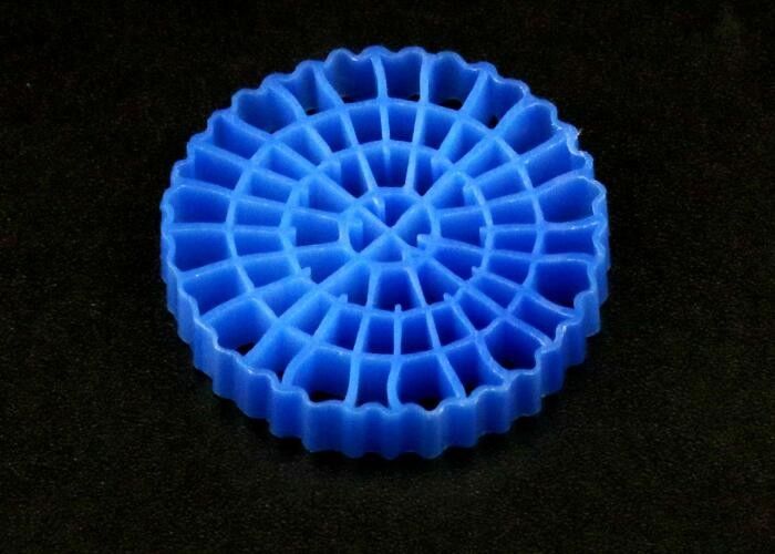 Ikan kolam akuarium warna biru MBBR pembawa terapung luas permukaan besar >1200M2/M3 teknologi SBR 25*4mm media