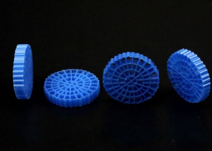 Ikan kolam akuarium warna biru MBBR pembawa terapung luas permukaan besar >1200M2/M3 teknologi SBR 25*4mm media