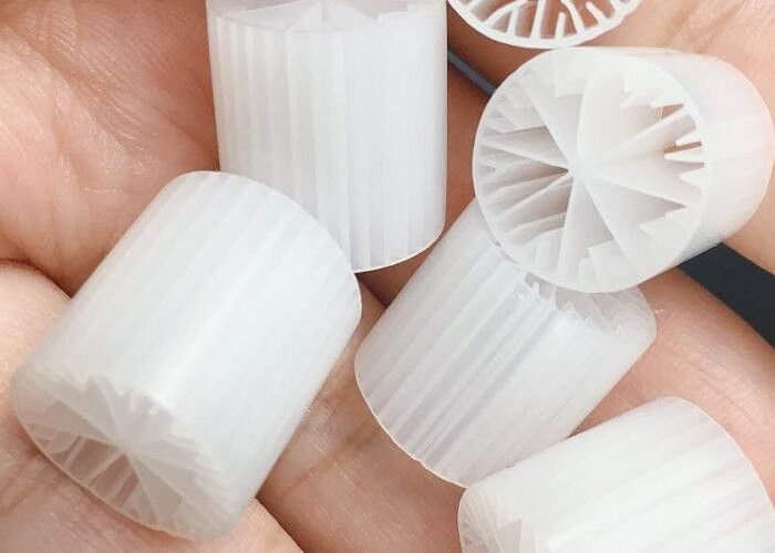 Ramah Lingkungan Perawatan Air Tangki Anaerobik MBBR Bio Media 15*15mm Luas permukaan besar