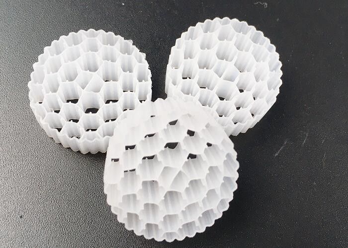 Akwaponik Mbbr Biochips Media Filter BIO Menghemat Sumber Daya Air Pertumbuhan Biofilm yang Berkualitas