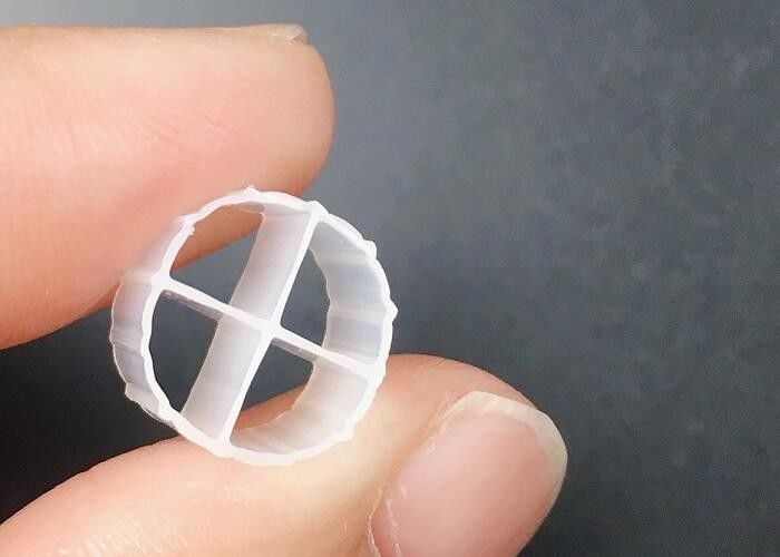 PE01 KALDNES SBR Proses Mbbr Filter Media 12*9mm HDPE Bahan Aman