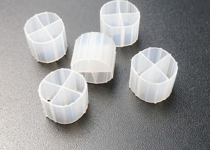 Akuakultur Pertanian Ikan MBBR Bio Filter Media 12*9mm Hdpe Putih Bioballs Sbr Proses