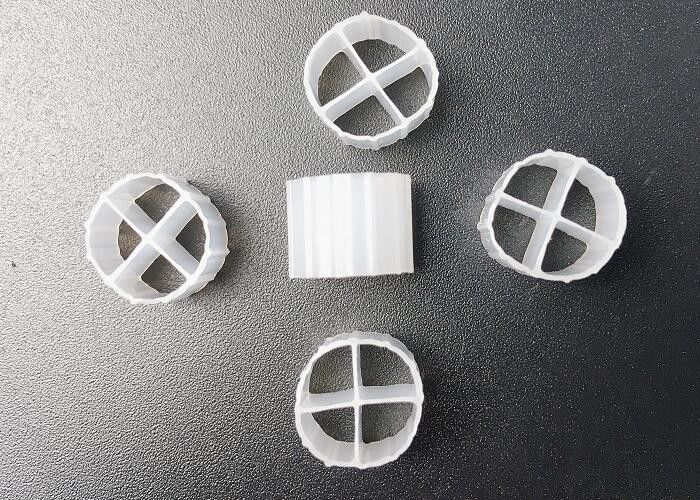 Akuakultur Pertanian Ikan MBBR Bio Filter Media 12*9mm Hdpe Putih Bioballs Sbr Proses