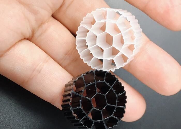 Biopipe Warna Putih Media Filter Bio Mbbr yang Dapat Diandalkan untuk Pengolahan Air Limbah 25*12mm