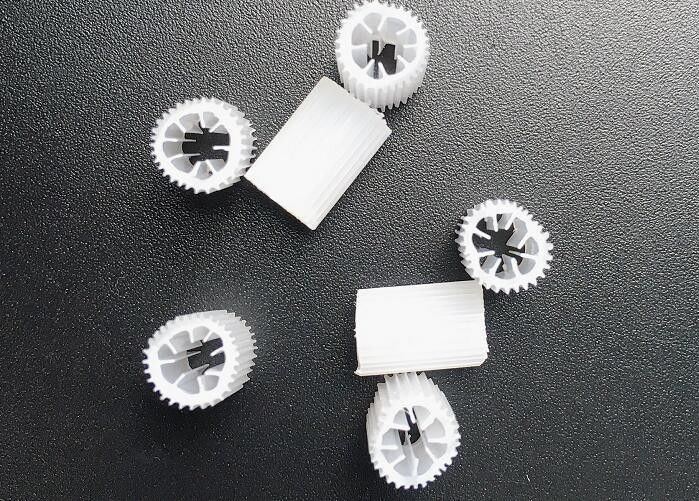 Industri Hdpe Filter Media HIPS Bahan 5 * 5mm Ukuran Sertifikasi SGS Warna yang Disesuaikan