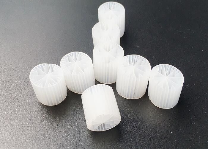 Area Permukaan Tinggi MBBR Filter Media Putih Warna Perawan Bahan HDPE 15*15MM