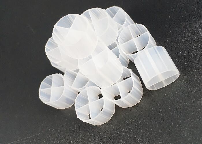 mbbr plastik kolam koi media biologis terapung untuk pengolahan air limbah yang terbuat dari hdpe