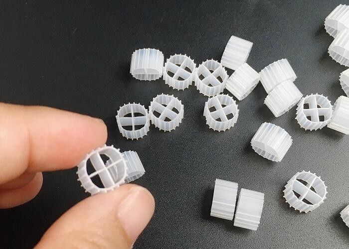 Pengangkut Biofilm Efisiensi Tinggi MBBR Filter Media 11mm X 7mm Ukuran Dan Warna Putih