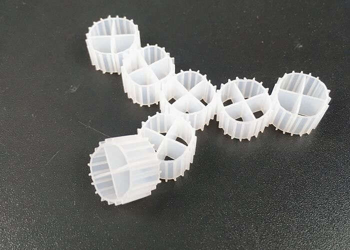 Warna Putih MBBR kolam Biocell Filter Media Perawan HDPE Material Dan Terapung Untuk RAS
