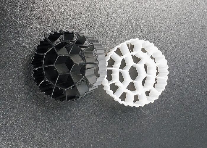 Plastik MBBR Bio Media HDPE K3 Aquaponics Filter Media 500 m2/m3 fda bahan aman biopipe biocell bola