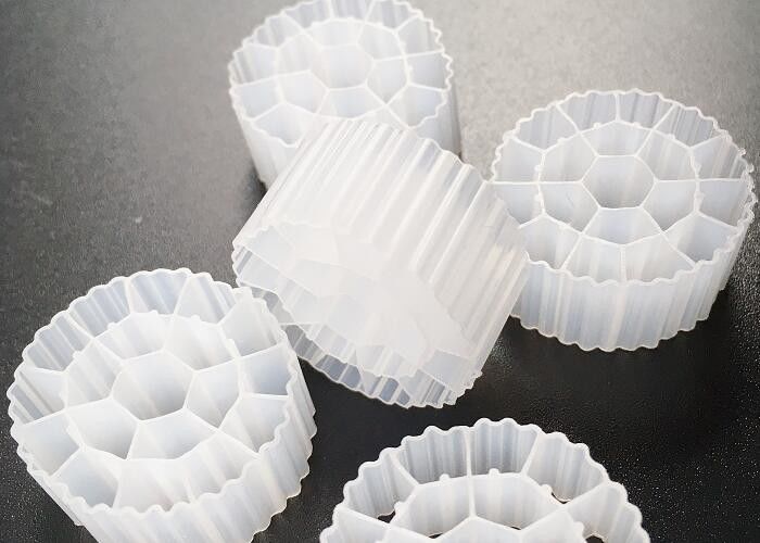 Plastik MBBR Bio Media HDPE K3 Aquaponics Filter Media 500 m2/m3 fda bahan aman biopipe biocell bola