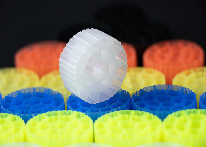 Berwarna-warni atau disesuaikan Filter Media Bergerak Plastik Untuk Akuarium Perawan Bahan HDPE