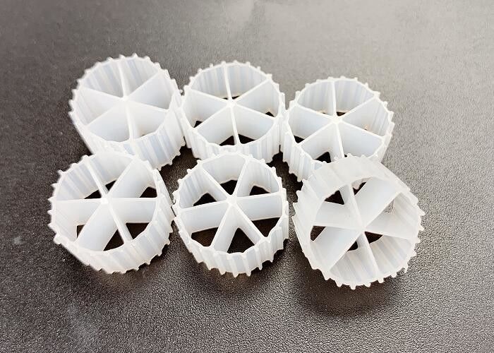 PE04 Luas permukaan besar Putih Warna MBBR Bio Media 6 Kamar 800m2/M3