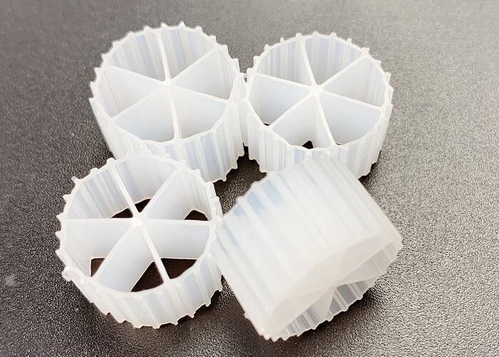 PE04 Luas permukaan besar Putih Warna MBBR Bio Media 6 Kamar 800m2/M3