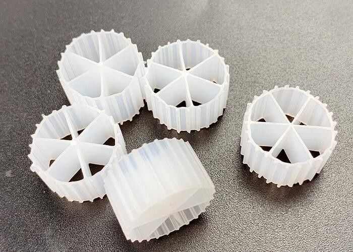 PE04 Luas permukaan besar Putih Warna MBBR Bio Media 6 Kamar 800m2/M3